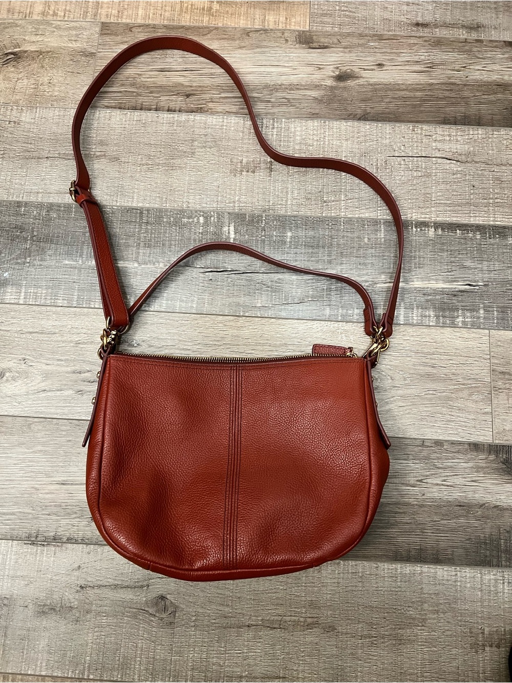 Fossil Pebbled Leather bag in Rust with detachable crossbody strap EUC